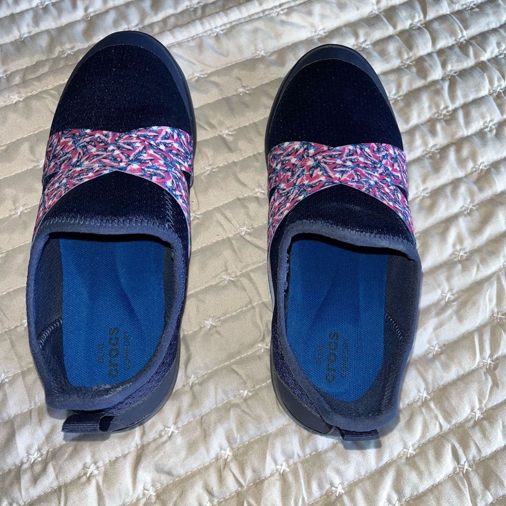 Final Price!! Navy Slip-On Yoga Crocs with Pink Patterned Straps - Picture 4 of 8